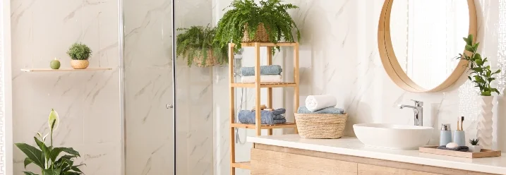 Modernes Badezimmer mit Pflanzen